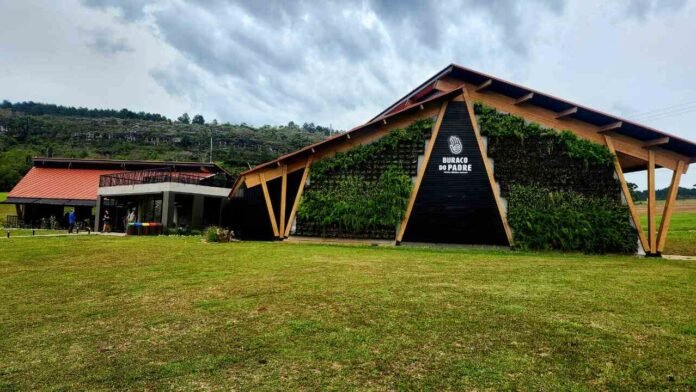 Buraco-do-Padre-Recepcao_Easy-Resize.com_